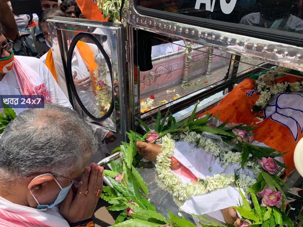 নিহত বিজেপি কর্মীর দেহের সামনে দাঁড়িয়ে ফের 'বদলাও হবে,বদলও হবে' স্লোগান আওড়ালেন দিলীপ নিহত বিজেপি কর্মীর দেহের সামনে দাঁড়িয়ে ফের 'বদলাও হবে,বদলও হবে' স্লোগান আওড়ালেন দিলীপ