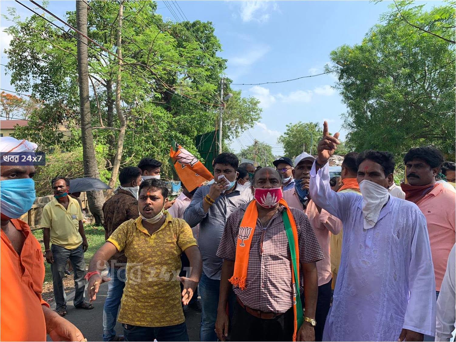 ডেপুটেশন জমাতে বাধা, ভদ্রেশ্বর থানার আগে বিজেপি নেতা সায়ন্তন বসুর পথ আটকালো পুলিশ