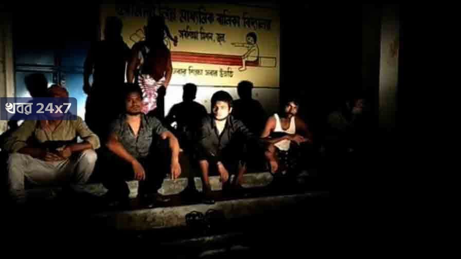 গ্রামে ঢুকতে বাঁধা, জলপাইগুড়িতে খোলা আকাশের নীচে রাত কাটালেন ৭ পরিযায়ী শ্রমিক গ্রামে ঢুকতে বাঁধা, জলপাইগুড়িতে খোলা আকাশের নীচে রাত কাটালেন ৭ পরিযায়ী শ্রমিক