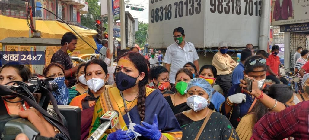 চোপড়া কান্ড: অগ্নিমিত্রার নেতৃত্বে গড়িয়াহাটে প্রতিবাদ বিজেপি মহিলা মোর্চার, মিছিল আটকাল পুলিশ চোপড়া কান্ড: অগ্নিমিত্রার নেতৃত্বে গড়িয়াহাটে প্রতিবাদ বিজেপি মহিলা মোর্চার, মিছিল আটকাল পুলিশ