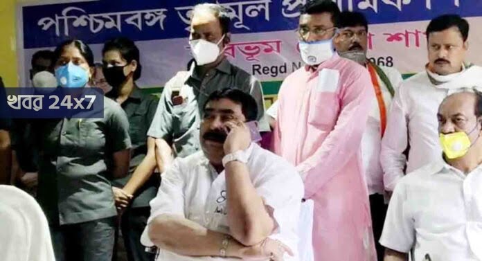 হঠাৎ বিদ্যুতহীন সভা, রাজ্য বিদ্যুৎ পর্ষদের আধিকারিককে ফোনে জোর ধমক দিলেন অনুব্রত