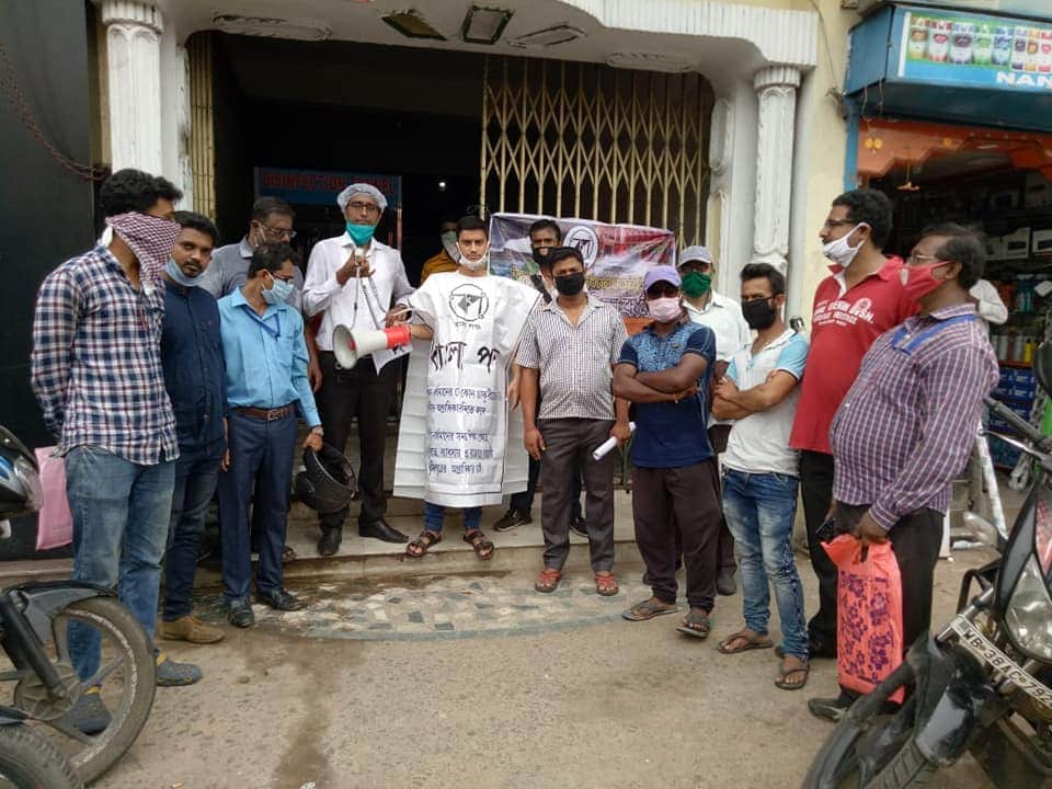 বাংলায় হিন্দি গানের রাজত্ব, রেড এফএমের অফিসে বিক্ষোভ দেখাল বাংলা পক্ষ
