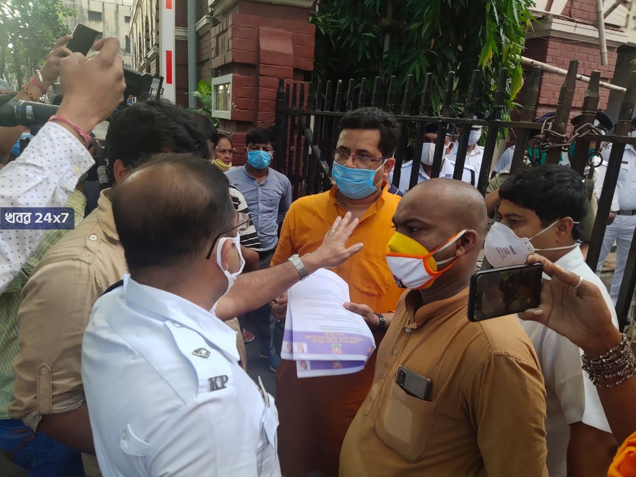 রাজ্য জুড়ে বিজেপি কর্মীরা আক্রান্ত, লালবাজারে স্মারকলিপি জমা দিলেন সৌমিত্র খাঁ