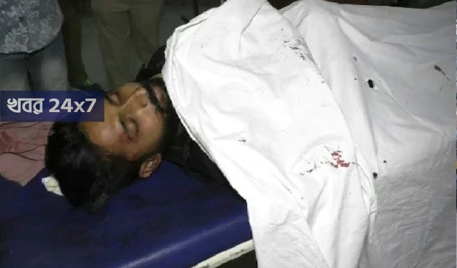 বাড়ির সামনে দাঁড়িয়ে থাকা কলেজছাত্রকে পরপর পাঁচটা গুলি করে খুন, এলাকায় ছড়াল চাঞ্চল্য বাড়ির সামনে দাঁড়িয়ে থাকা কলেজছাত্রকে পরপর পাঁচটা গুলি করে খুন, এলাকায় ছড়াল চাঞ্চল্য