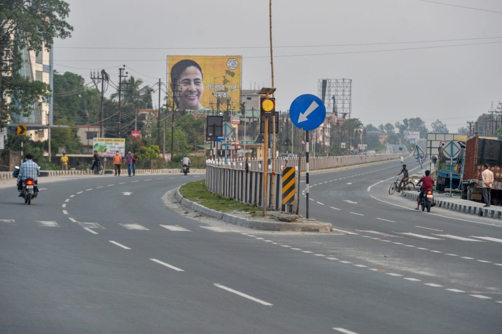 আজ সাপ্তাহিক লকডাউনের দ্বিতীয় দিন, কালকের মতোই শুনশান রাস্তা, চলছে পুলিশি তৎপরতা lockdown in west bengal