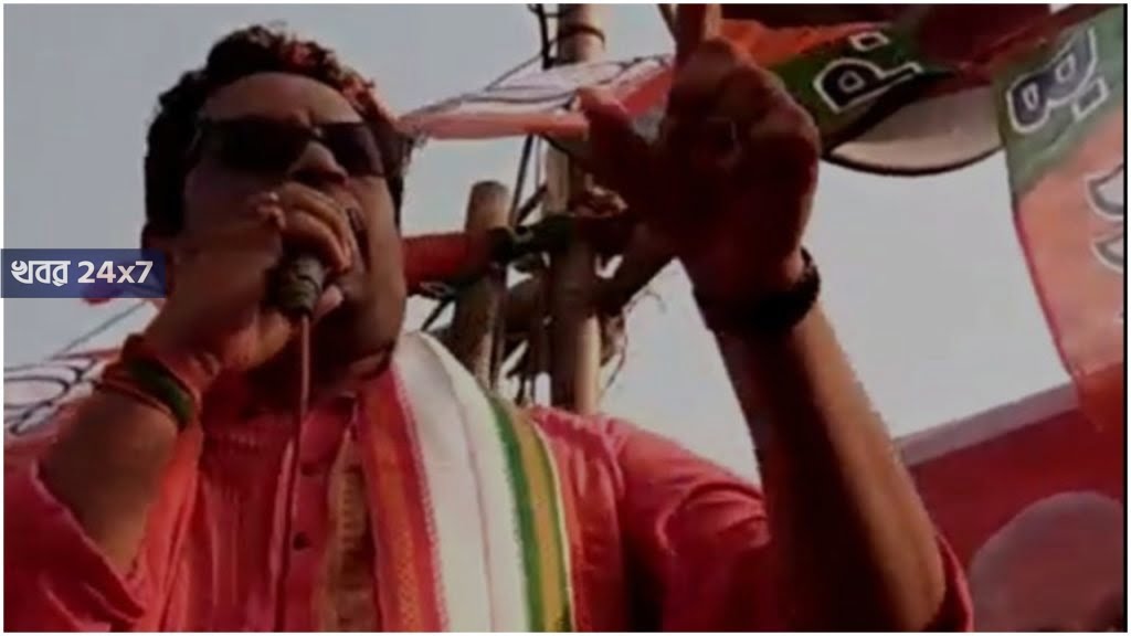আরামবাগে সাংবাদিক গ্রেফতারির প্রতিবাদে কালো ব্যাজ পরে প্রেসক্লাবের সামনে বিক্ষোভ বিজেপির
