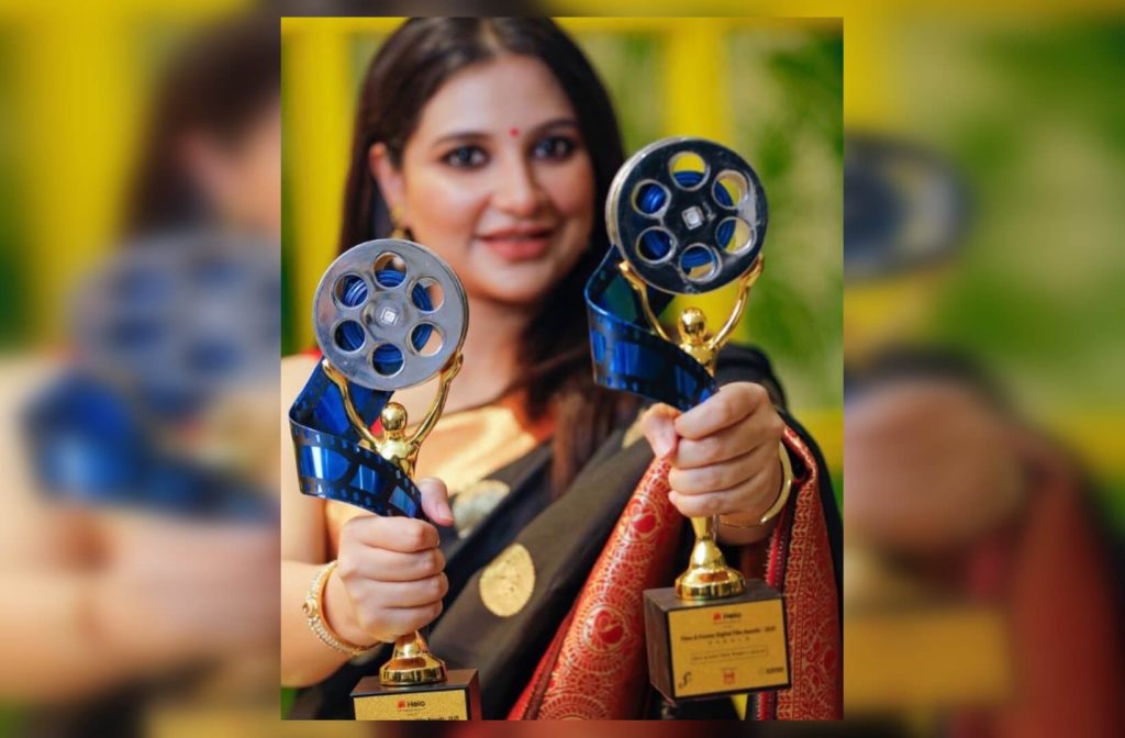 প্রথমে চীন বিরোধিতা, তারপরেই চীনা সংস্থার পুরস্কার গ্রহণ, বাঙালি নায়িকার ভোলবদলে হয়রান নেটিজেনরা subhasree ganguly helo awards