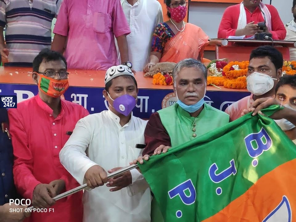 ৮০০ বাম-তৃণমূল কর্মী যোগ দিল বিজেপিতে, শক্তি বৃদ্ধি করছে গেরুয়া শিবির! ৮০০ বাম-তৃণমূল কর্মী যোগ দিল বিজেপিতে, শক্তি বৃদ্ধি করছে গেরুয়া শিবির!