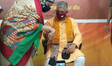 বঙ্গ বিজেপির দাদা তিনি! তাঁরই ছবি দেওয়া ইয়া বড়ো রাখি পরলেন দিলীপ! বাঁধলেন অগ্নিমিত্রাও! বঙ্গ বিজেপির দাদা তিনি! তাঁরই ছবি দেওয়া ইয়া বড়ো রাখি পরলেন দিলীপ! বাঁধলেন অগ্নিমিত্রাও!