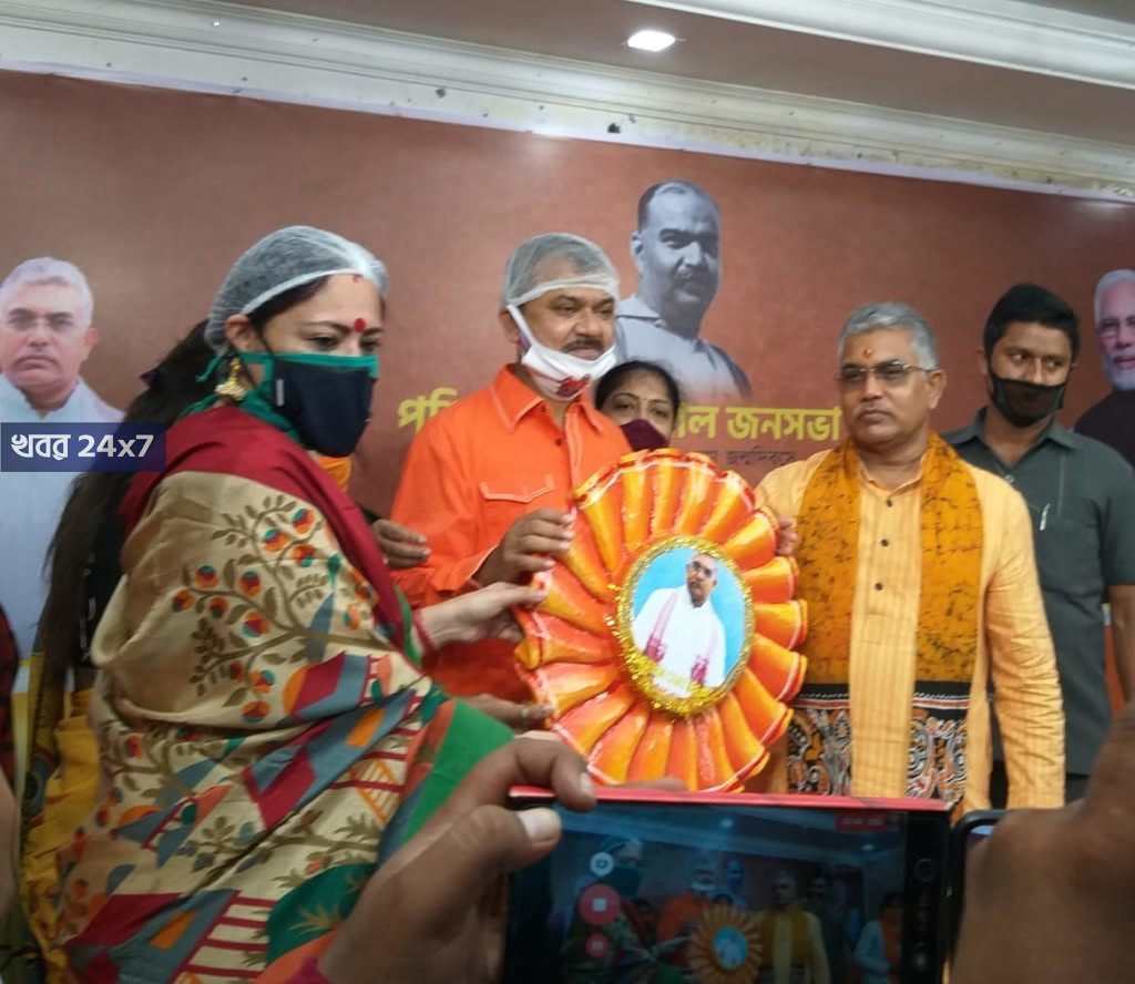 বঙ্গ বিজেপির দাদা তিনি! তাঁরই ছবি দেওয়া ইয়া বড়ো রাখি পরলেন দিলীপ! বাঁধলেন অগ্নিমিত্রাও! বঙ্গ বিজেপির দাদা তিনি! তাঁরই ছবি দেওয়া ইয়া বড়ো রাখি পরলেন দিলীপ! বাঁধলেন অগ্নিমিত্রাও!
