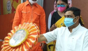 বঙ্গ বিজেপির দাদা তিনি! তাঁরই ছবি দেওয়া ইয়া বড়ো রাখি পরলেন দিলীপ! বাঁধলেন অগ্নিমিত্রাও! বঙ্গ বিজেপির দাদা তিনি! তাঁরই ছবি দেওয়া ইয়া বড়ো রাখি পরলেন দিলীপ! বাঁধলেন অগ্নিমিত্রাও!