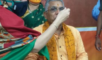 বঙ্গ বিজেপির দাদা তিনি! তাঁরই ছবি দেওয়া ইয়া বড়ো রাখি পরলেন দিলীপ! বাঁধলেন অগ্নিমিত্রাও! বঙ্গ বিজেপির দাদা তিনি! তাঁরই ছবি দেওয়া ইয়া বড়ো রাখি পরলেন দিলীপ! বাঁধলেন অগ্নিমিত্রাও!
