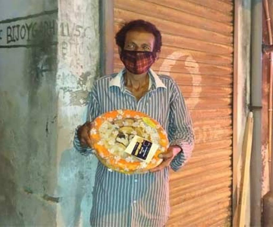 ভাইরাল 'চা-কাকু'কে রাখির উপহার পাঠালেন অভিনেত্রী মিমি, সোশ্যাল মিডিয়ায় প্রশংসার বন্যা Chaa kaku rakhi
