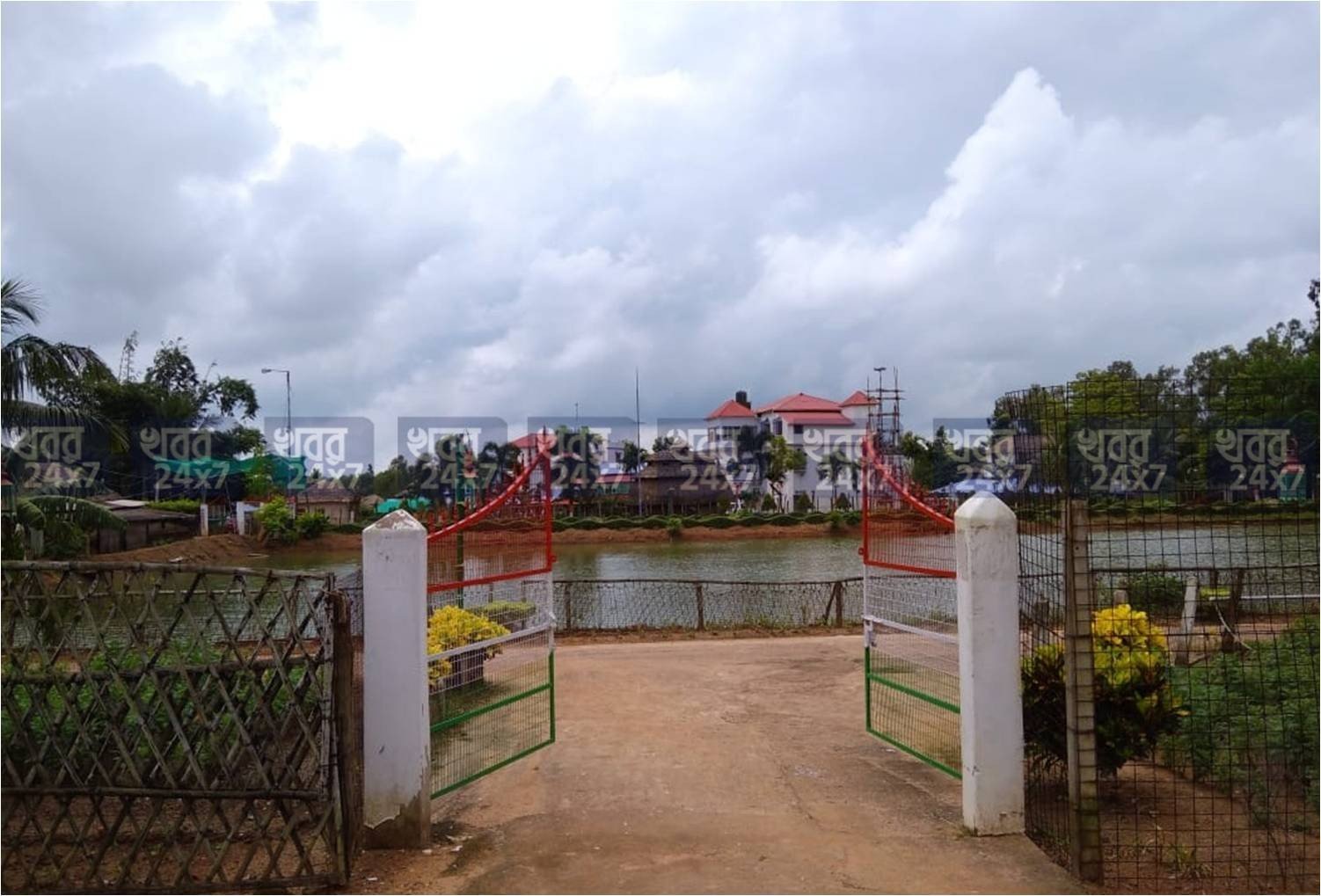 দমবন্ধ লাগছে? চলে আসুন ঘন বনানীতে ঢাকা এই রিসোর্টে bonolota resort entrance