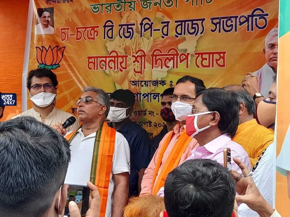 ভাঙন ধরল শাসক শিবিরে, দিলীপ ঘোষের উপস্থিতিতে বিজেপিতে যোগ দিলেন এই প্রাক্তন তৃণমূল নেত্রী ভাঙন ধরল শাসক শিবিরে, দিলীপ ঘোষের উপস্থিতিতে বিজেপিতে যোগ দিলেন এই প্রাক্তন তৃণমূল নেত্রী