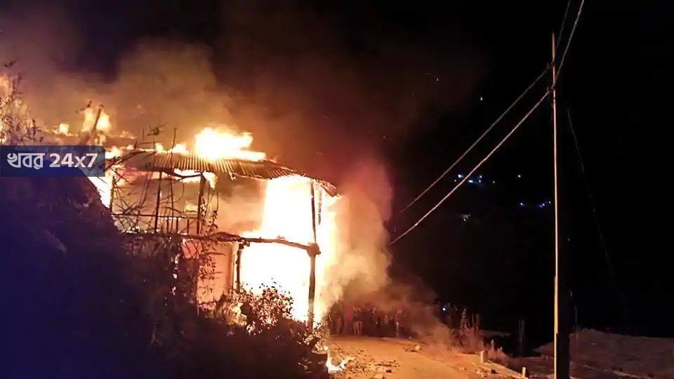 বউকে মারতে যাওয়াতে ছেলেকে বাধা দেয় বাবা, ক্ষোভে বাবার ঘরে আগুন দিল ছেলে বউকে মারতে যাওয়াতে ছেলেকে বাধা দেয় বাবা, ক্ষোভে বাবার ঘরে আগুন দিল ছেলে