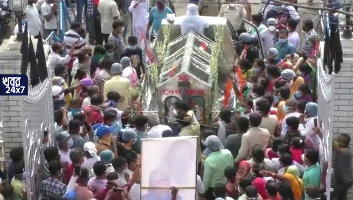 করোনায় প্রয়াত পানিহাটির পুর প্রশাসক। সেই দেহ নিয়েই মিছিল শাসক তৃণমূলের! শুরু বিতর্ক! করোনায় প্রয়াত পানিহাটির পুর প্রশাসক। সেই দেহ নিয়েই মিছিল শাসক তৃণমূলের! শুরু বিতর্ক!