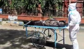 এ কেমন দুর্দশা মেডিকেল কলেজে? ট্রলি থেকে মাটিতে পড়ল করোনায় মৃত ব্যক্তির দেহ, নির্বিকার ট্রলিবাহকরা এ কেমন দুর্দশা মেডিকেল কলেজে? ট্রলি থেকে মাটিতে পড়ল করোনায় মৃত ব্যক্তির দেহ, নির্বিকার ট্রলিবাহকরা