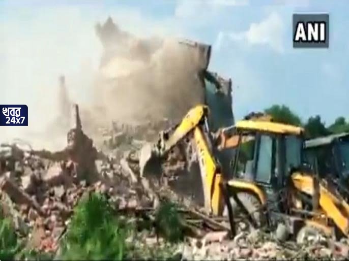 যোগী ধামাকায় উত্তরপ্রদেশে ত্রস্ত অপরাধীকূল। কাল উড়লো ডনের বাড়ি! আজ কসাইখানায় চলল বুল ডোজার! যোগী ধামাকায় উত্তরপ্রদেশে ত্রস্ত অপরাধীকূল। কাল উড়লো ডনের বাড়ি! আজ কসাইখানায় চলল বুল ডোজার!