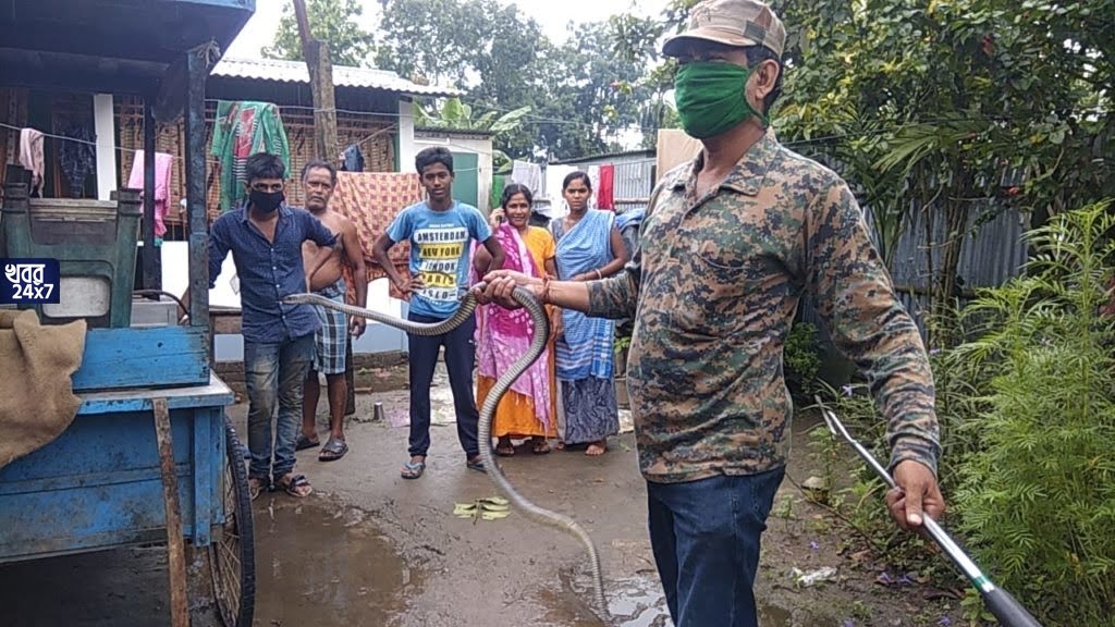 হেডফোনটা মনে হলো যেন অস্বাভাবিক ঠান্ডা, এরপর খাটের নিচে তাকাতেই সম্বিত হারালেন যুবক হেডফোনটা মনে হলো যেন অস্বাভাবিক ঠান্ডা, এরপর খাটের নিচে তাকাতেই সম্বিত হারালেন যুবক