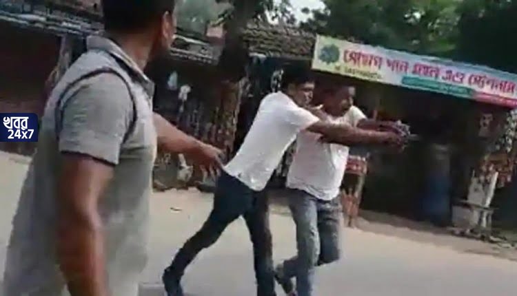 বন্দুক উঁচিয়ে তৃণমূলের নেতা তাড়া করছেন দলের কর্মীকে! ভিডিও দেখে হতবাক সকলে! বন্দুক উঁচিয়ে তৃণমূলের নেতা তাড়া করছেন দলের কর্মীকে! ভিডিও দেখে হতবাক সকলে!