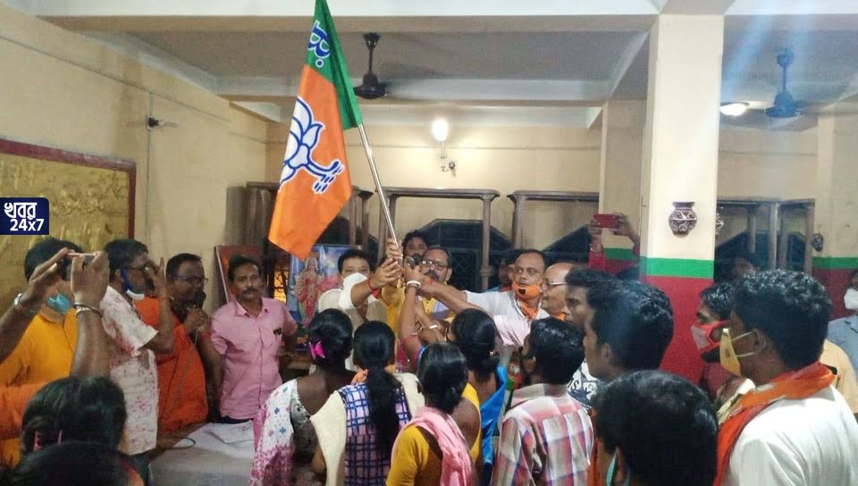 আরও শক্তিশালী হলো বিজেপি! ১৭৪টি পরিবার ও ১৭১ জন মহিলা তৃনমূল ও সি.পি.এম ছেড়ে বিজেপি তে যোগ দিলেন