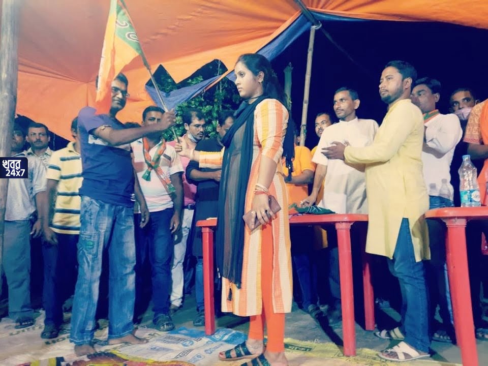 আবার ভাঙ্গন! তৃণমূল ছেড়ে ২৭ টি পরিবারের যোগদান বিজেপিতে আবার ভাঙ্গন! তৃণমূল ছেড়ে ২৭ টি পরিবারের যোগদান বিজেপিতে