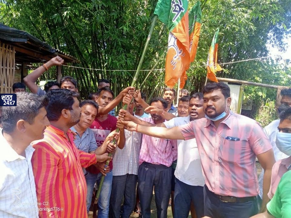 শাসকদলে ভাঙ্গন! ২০০ টি পরিবার এবং কয়েকশো যুবক তৃণমূল ছেড়ে বিজেপিতে যোগদান শাসকদলে ভাঙ্গন! ২০০ টি পরিবার এবং কয়েকশো যুবক তৃণমূল ছেড়ে বিজেপিতে যোগদান