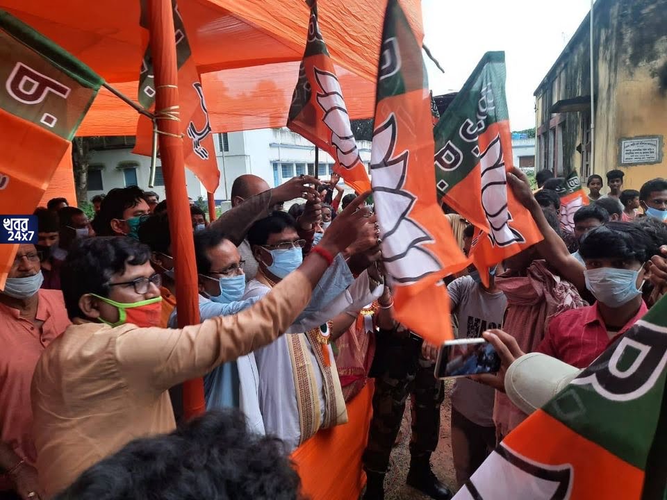 এবার সংখ্যালঘুরা ছাড়লেন শাসকদল! মালদায় তৃণমূল ছেড়ে শতাধিক পরিবারের যোগদান বিজেপিতে