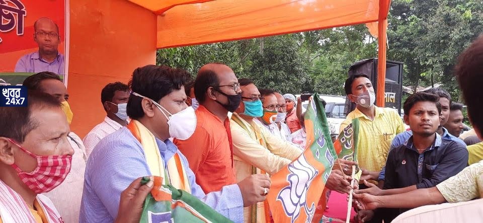 সায়ন্তন বসু এবং সুকান্ত মজুমদার এর হাত ধরে শতাধিক পরিবারের যোগদান বিজেপিতে সায়ন্তন বসু এবং সুকান্ত মজুমদার এর হাত ধরে শতাধিক পরিবারের যোগদান বিজেপিতে