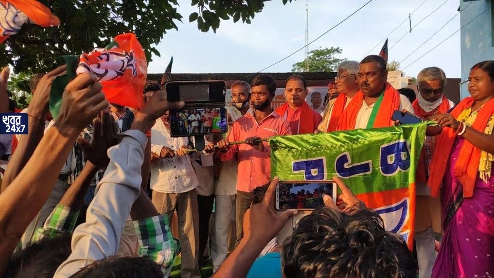 এই জেলায় ফের শক্তি বৃদ্ধি বিজেপির! ২৭০ টি পরিবার তৃণমূল ও সিপিআইএম ছেড়ে গেরুয়া শিবিরে