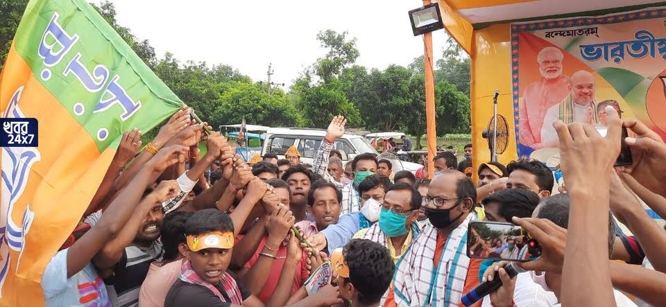 দক্ষিন দিনাজপুরে আরও শক্তিশালী হলো বিজেপি, তৃণমূল ছেড়ে শতাধিক পরিবারের যোগদান বিজেপিতে