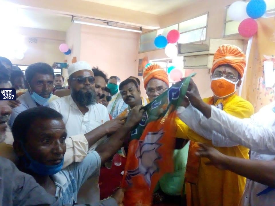 ফের বারাসাতে শাসকদলে ভাঙ্গন! তৃনমূল ও সিপিএম ছেড়ে ৪০০ জন গেরুয়া শিবিরে ফের বারাসাতে শাসকদলে ভাঙ্গন! তৃনমূল ও সিপিএম ছেড়ে ৪০০ জন গেরুয়া শিবিরে