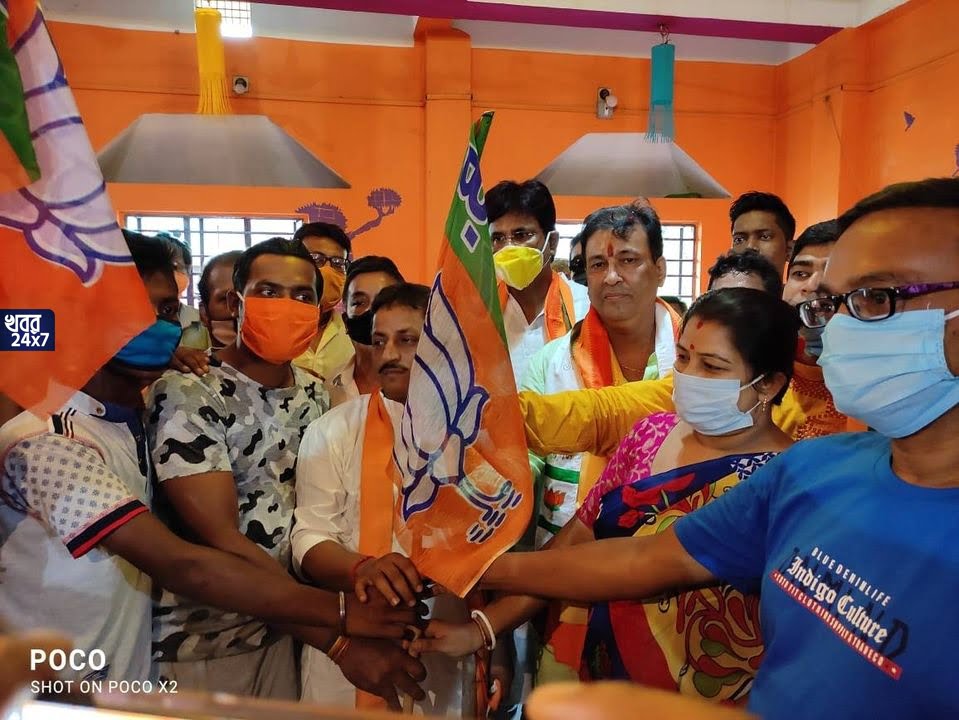 এবার শিক্ষকরা ছাড়লো শাসকদল! ৩০০ জন শিক্ষক তৃণমূল ও সিপিআইএম ছেড়ে গেরুয়া শিবিরে এবার শিক্ষকরা ছাড়লো শাসকদল! ৩০০ জন শিক্ষক তৃণমূল ও সিপিআইএম ছেড়ে গেরুয়া শিবিরে