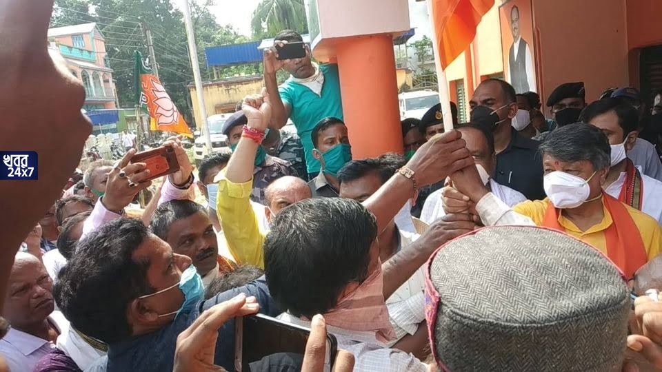 বড়োসড়ো ভাঙ্গন তৃণমূলে! শাসকদল ছেড়ে ৫১০ টি পরিবার বিজেপিতে যোগদান করলেন বড়োসড়ো ভাঙ্গন তৃণমূলে! শাসকদল ছেড়ে ৫১০ টি পরিবার বিজেপিতে যোগদান করলেন