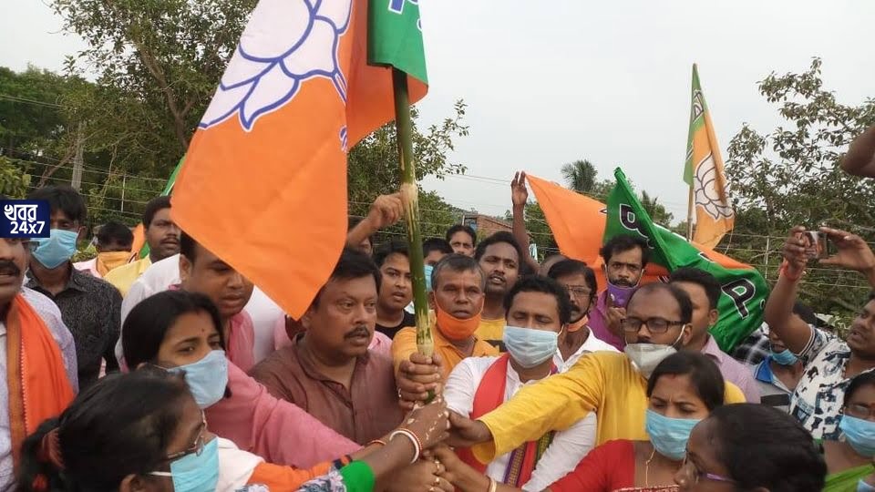 শাসকদলে বড়োসড়ো ভাঙ্গন! কাটোয়ায় তৃণমূল ছেড়ে ৩০১ টি পরিবার বিজেপিতে