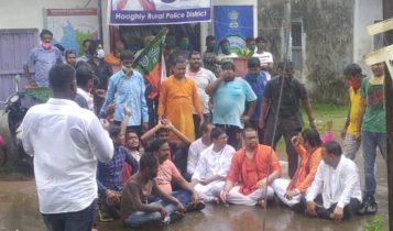 অন্যায় করছেন আরামবাগের এসডিপিও, প্রতিবাদে ধর্নায় বসলেন সৌমিত্র খাঁ সহ বিজেপির উচ্চ নেতৃত্ববৃন্দ অন্যায় করছেন আরামবাগের এসডিপিও, প্রতিবাদে ধর্নায় বসলেন সৌমিত্র খাঁ সহ বিজেপির উচ্চ নেতৃত্ববৃন্দ