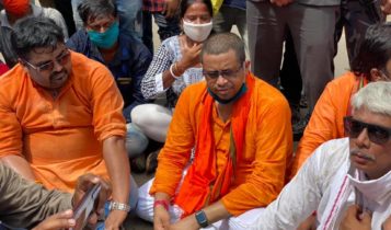 অন্যায় করছেন আরামবাগের এসডিপিও, প্রতিবাদে ধর্নায় বসলেন সৌমিত্র খাঁ সহ বিজেপির উচ্চ নেতৃত্ববৃন্দ অন্যায় করছেন আরামবাগের এসডিপিও, প্রতিবাদে ধর্নায় বসলেন সৌমিত্র খাঁ সহ বিজেপির উচ্চ নেতৃত্ববৃন্দ