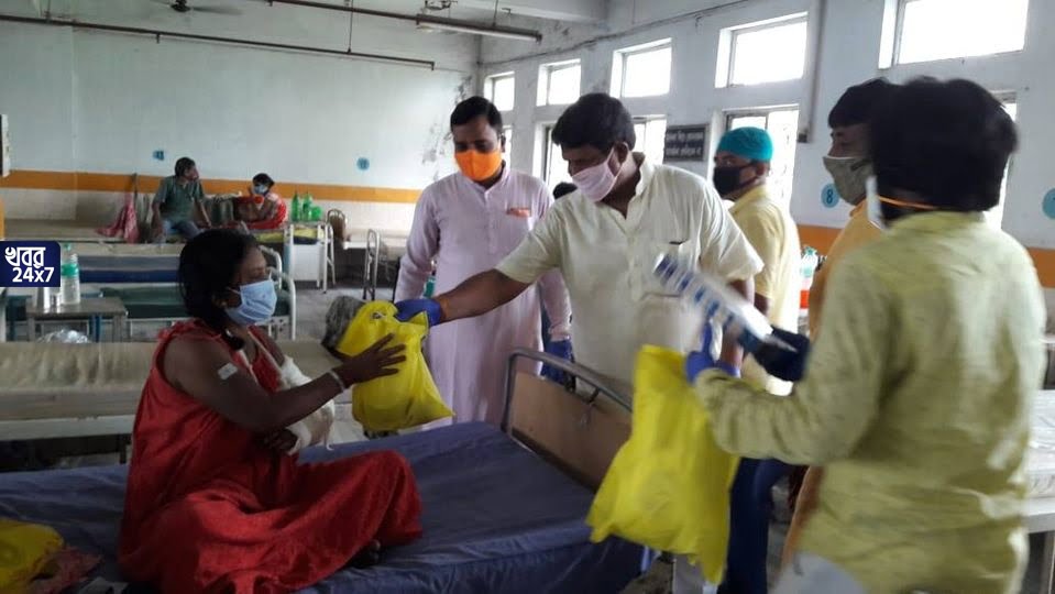সেবা সপ্তাহে হাওড়া জেনারেল হাসপাতালের রোগীদের খাওয়ালেন বিজেপির রাজ্য সাধারণ সম্পাদক সঞ্জয় সিং
