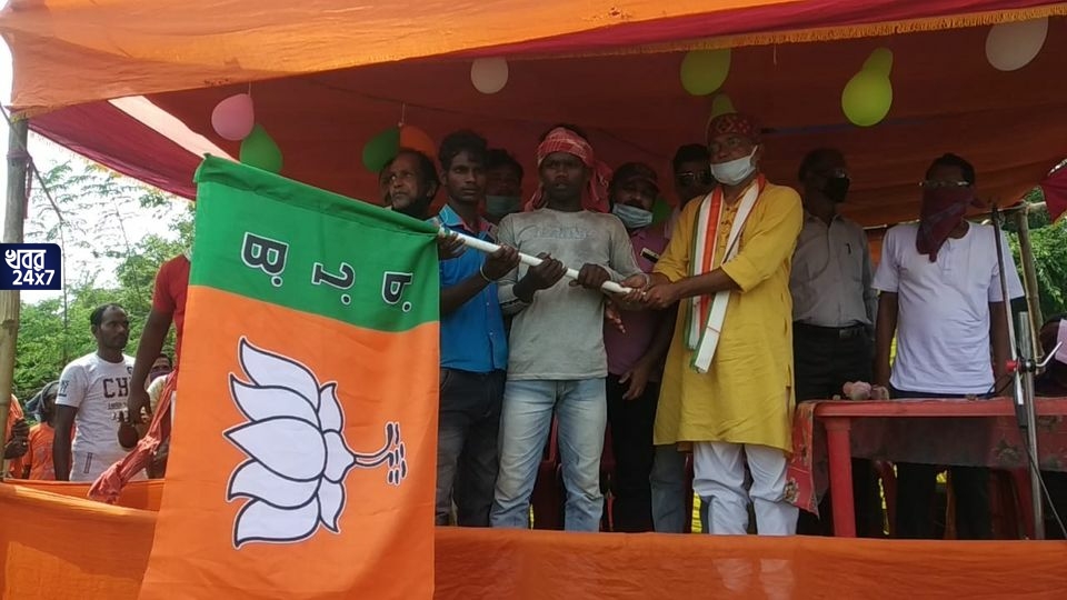 বড়ো ধাক্কা! তৃণমূল ও সিপিআইএম ছেড়ে সহস্রাধিক পরিবারের যোগদান বিজেপিতে বড়ো ধাক্কা! তৃণমূল ও সিপিআইএম ছেড়ে সহস্রাধিক পরিবারের যোগদান বিজেপিতে