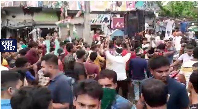 কৃষিবিলের বিরুদ্ধে তৃণমূলের প্রতিবাদ সভায় ফের চটুল নাচ! দূরত্ব বিধি না মেনেই ভোজপুরী গানের সঙ্গে নাচে মাতেন তৃণমূল কর্মীরা। কৃষিবিলের বিরুদ্ধে তৃণমূলের প্রতিবাদ সভায় ফের চটুল নাচ! দূরত্ব বিধি না মেনেই ভোজপুরী গানের সঙ্গে নাচে মাতেন তৃণমূল কর্মীরা।
