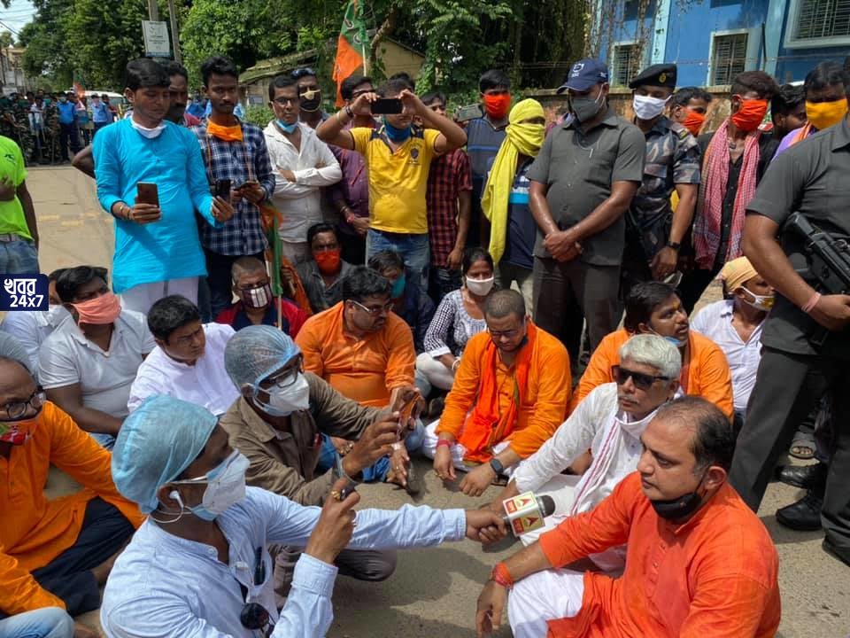 অন্যায় করছেন আরামবাগের এসডিপিও, প্রতিবাদে ধর্নায় বসলেন সৌমিত্র খাঁ সহ বিজেপির উচ্চ নেতৃত্ববৃন্দ Saumitra Khan and other leaders sit in dharna demanding removal of Arambagh SDPO