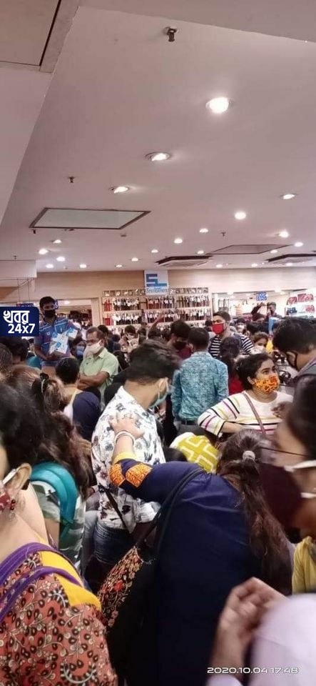 করোনাকে কাঁচকলা দেখিয়ে শ্রীলেদার্সে জমিয়ে শপিং বাঙালির, ছবি দেখে আঁতকে উঠছেন বিশেষজ্ঞরা