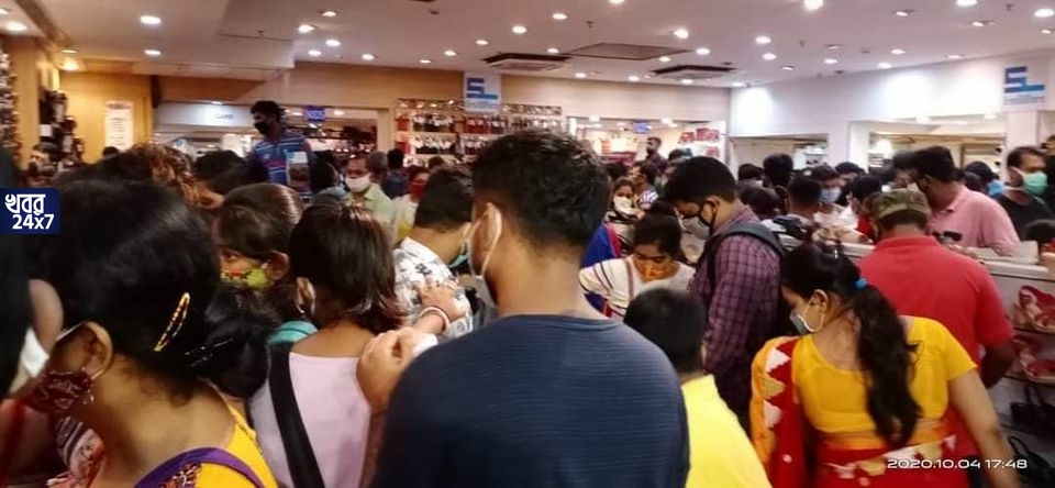 করোনাকে কাঁচকলা দেখিয়ে শ্রীলেদার্সে জমিয়ে শপিং বাঙালির, ছবি দেখে আঁতকে উঠছেন বিশেষজ্ঞরা