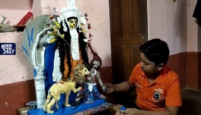 আড়াই ফুটের মা দুর্গা একা হাতে তৈরি করে তাক লাগিয়ে দিল এই সপ্তম শ্রেণীর ছাত্র!