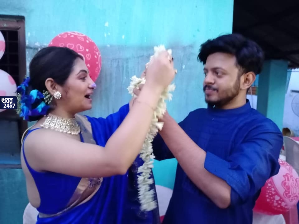 পরনে গাঢ় নীল শাড়ি, নিখিল বাদে অন্য কারোর সঙ্গে মালাবদল সারলেন শ্যামা