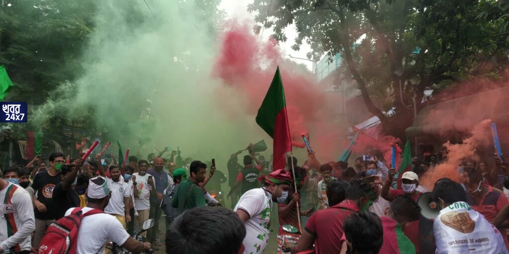 উৎসবের মাঝেই বিদ্বেষ, মোহনবাগানীদের দ্বারা আক্রান্ত ইস্টবেঙ্গল উৎসবের মাঝেই বিদ্বেষ, মোহনবাগানীদের দ্বারা আক্রান্ত ইস্টবেঙ্গল