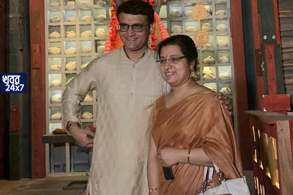 বিজেপি মহিলা মোর্চা পরিচালিত পুজোয় মহারাজের স্ত্রী ডোনা গাঙ্গুলীর নৃত্যানুষ্ঠান! তীব্র গুঞ্জন রাজ্য রাজনীতিতে! বিজেপি মহিলা মোর্চা পরিচালিত পুজোয় মহারাজের স্ত্রী ডোনা গাঙ্গুলীর নৃত্যানুষ্ঠান! তীব্র গুঞ্জন রাজ্য রাজনীতিতে!