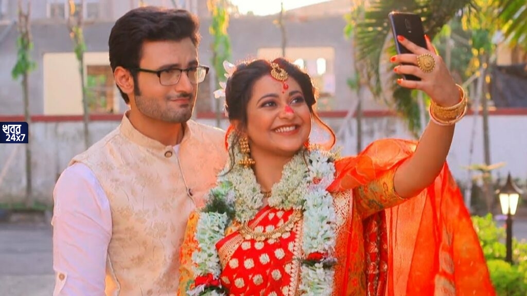 সদ্যোজাত সন্তানকে নিয়ে পুজো ভালোই কাটাচ্ছেন ‘এখানে আকাশ নীল’-এর হিয়ান জুটি