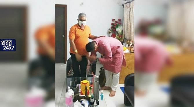 বিরোধ ভুললেন পদ্মশিবিরে দুই যুযুধান! দিলীপ ঘোষের বাড়িতে গিয়ে বিজয়ার প্রণাম সারলেন সৌমিত্র খাঁ